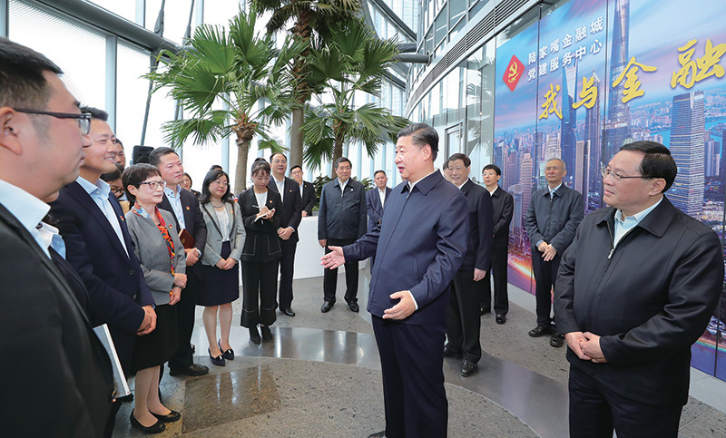 2018年11月6日至7日，中共中央總書記、國家主席、中央軍委主席習(xí)近平在上海考察。這是6日上午，習(xí)近平在上海中心大廈22層的陸家嘴金融城黨建服務(wù)中心，同正在聯(lián)合開展主題黨日活動的企業(yè)黨員親切交談。 